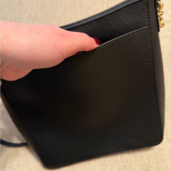 Michael Kors Elegant Black Shoulder Bag with Gold Accents - Picture 4 of 7